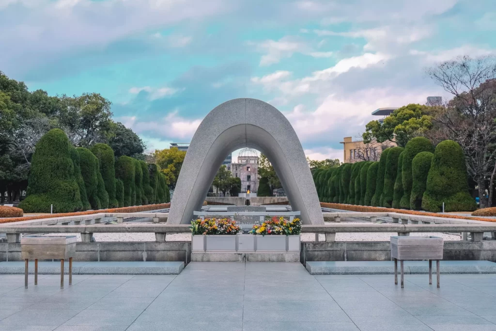 Cénatophole du parc de la Paix à Hiroshima, donnant une vue sur le parc.
