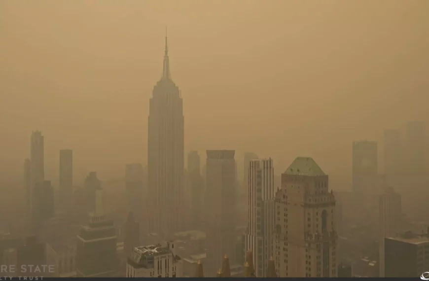 Un impressionnant brouillard orange à New York en raison des incendies