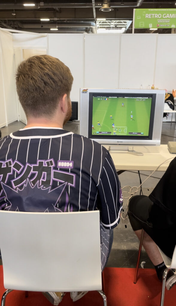 Joueur sur le stand Rétro du Coeur à la Japan Expo