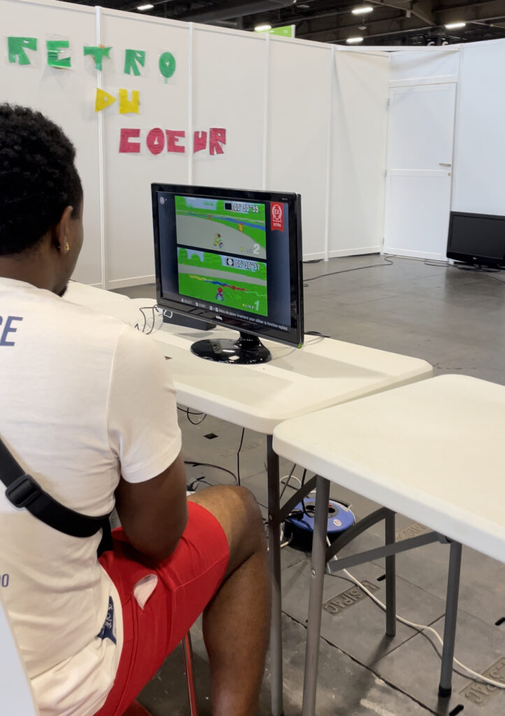 Joueur sur le stand Rétro du Coeur à la Japan Expo