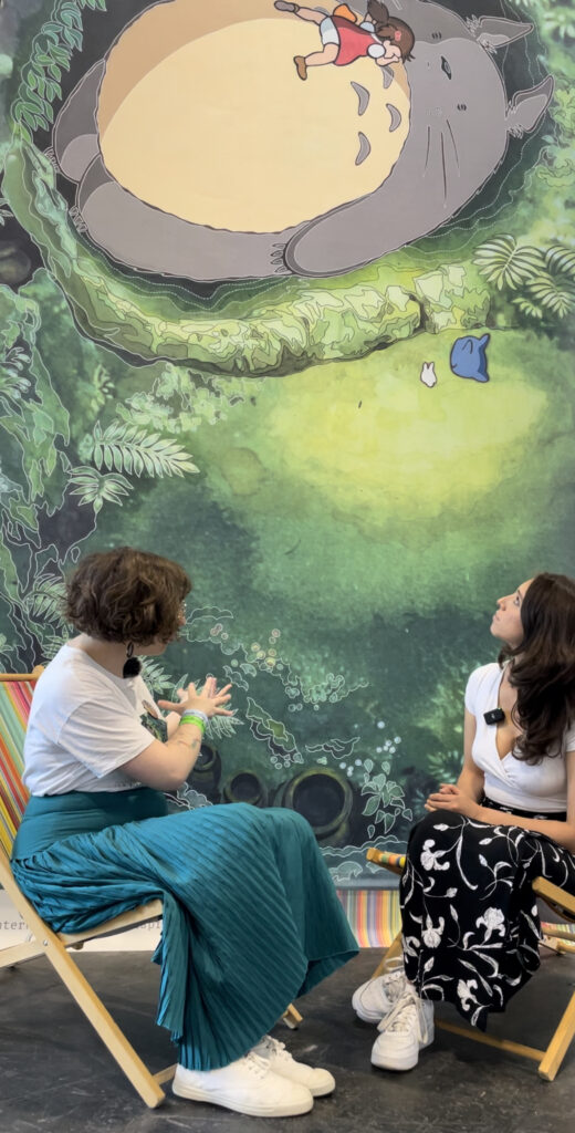 Alice Bernadac et Yasmine Hoshi devant la reproduction du carton de la sieste de Mei et Totoro.