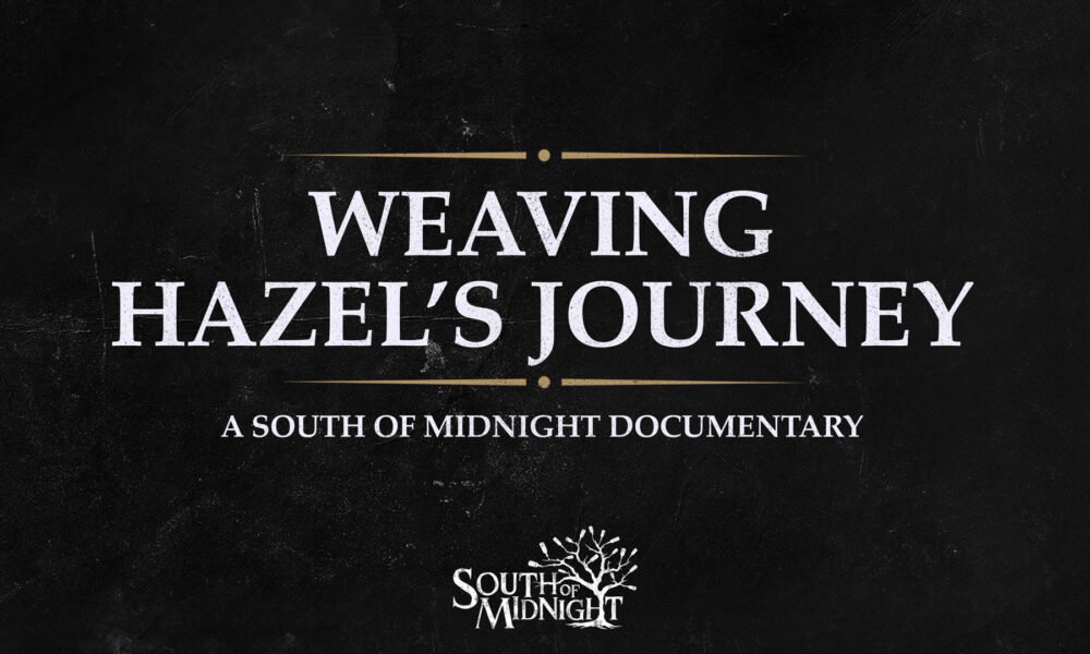 Xbox et Compulsion Games sont heureux de dévoiler aujourd’hui leur documentaire consacré à la réalisation de South of Midnight, leur prochain jeu d’action-aventure inspiré des légendes du sud profond des États-Unis. Intitulé Weaving Hazel’s Journey: A South of Midnight Documentary, le documentaire est accessible dès maintenant sur la chaîne YouTube de Xbox. En plus de proposer un aperçu exclusif du gameplay et des coulisses de la création de South of Midnight, ce documentaire met en avant les personnes qui ont donné vie aux personnages du jeu. En effet, de grands noms du domaine ont participé à la réalisation de South of Midnight, dont notamment Ahmed Best, Performance & Voice Director (connu pour Star Wars : Épisodes I-III, The Mandalorian, Fallout 76), Adriyan Rae (Chicago Fire, Vagrant Queen, Atlanta), qui prête sa voix et ses mouvements au personnage de Hazel et Nona Parker Johnson (Fear The Walking Dead, Mayor of Kingstown), qui assure les captures de mouvement et les cascades pour Hazel. Weaving Hazel’s Journey inclut également des interviews des équipes responsables de la musique, du gameplay et de la narration de South of Midnight, comme Olivier Derivière, le compositeur qui a créé une bande-son s’inspirant de nombreux genres musicaux typiques du sud profond des États-Unis. Le lancement de ce documentaire accompagne l’ouverture des précommandes du coffret The Art & Music of South of Midnight. Ce coffret inclut un somptueux artbook, un vinyle de la bande-son, une bande dessinée et bien d’autres surprises. Le coffret est dès à présent disponible en précommande (site en anglais).