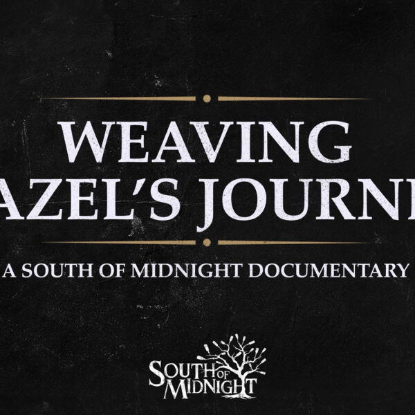 Xbox et Compulsion Games sont heureux de dévoiler aujourd’hui leur documentaire consacré à la réalisation de South of Midnight, leur prochain jeu d’action-aventure inspiré des légendes du sud profond des États-Unis. Intitulé Weaving Hazel’s Journey: A South of Midnight Documentary, le documentaire est accessible dès maintenant sur la chaîne YouTube de Xbox. En plus de proposer un aperçu exclusif du gameplay et des coulisses de la création de South of Midnight, ce documentaire met en avant les personnes qui ont donné vie aux personnages du jeu. En effet, de grands noms du domaine ont participé à la réalisation de South of Midnight, dont notamment Ahmed Best, Performance & Voice Director (connu pour Star Wars : Épisodes I-III, The Mandalorian, Fallout 76), Adriyan Rae (Chicago Fire, Vagrant Queen, Atlanta), qui prête sa voix et ses mouvements au personnage de Hazel et Nona Parker Johnson (Fear The Walking Dead, Mayor of Kingstown), qui assure les captures de mouvement et les cascades pour Hazel. Weaving Hazel’s Journey inclut également des interviews des équipes responsables de la musique, du gameplay et de la narration de South of Midnight, comme Olivier Derivière, le compositeur qui a créé une bande-son s’inspirant de nombreux genres musicaux typiques du sud profond des États-Unis. Le lancement de ce documentaire accompagne l’ouverture des précommandes du coffret The Art & Music of South of Midnight. Ce coffret inclut un somptueux artbook, un vinyle de la bande-son, une bande dessinée et bien d’autres surprises. Le coffret est dès à présent disponible en précommande (site en anglais).