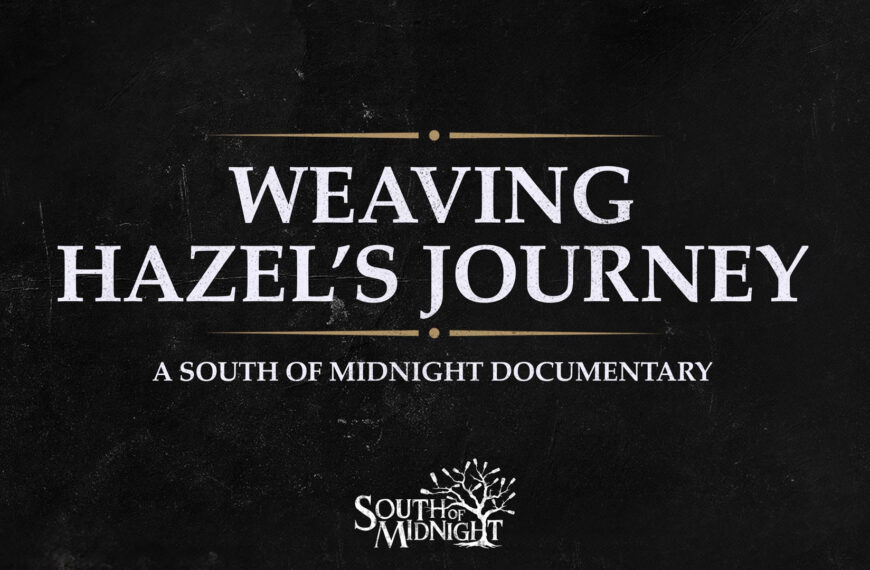 Xbox et Compulsion Games sont heureux de dévoiler aujourd’hui leur documentaire consacré à la réalisation de South of Midnight, leur prochain jeu d’action-aventure inspiré des légendes du sud profond des États-Unis. Intitulé Weaving Hazel’s Journey: A South of Midnight Documentary, le documentaire est accessible dès maintenant sur la chaîne YouTube de Xbox. En plus de proposer un aperçu exclusif du gameplay et des coulisses de la création de South of Midnight, ce documentaire met en avant les personnes qui ont donné vie aux personnages du jeu. En effet, de grands noms du domaine ont participé à la réalisation de South of Midnight, dont notamment Ahmed Best, Performance & Voice Director (connu pour Star Wars : Épisodes I-III, The Mandalorian, Fallout 76), Adriyan Rae (Chicago Fire, Vagrant Queen, Atlanta), qui prête sa voix et ses mouvements au personnage de Hazel et Nona Parker Johnson (Fear The Walking Dead, Mayor of Kingstown), qui assure les captures de mouvement et les cascades pour Hazel. Weaving Hazel’s Journey inclut également des interviews des équipes responsables de la musique, du gameplay et de la narration de South of Midnight, comme Olivier Derivière, le compositeur qui a créé une bande-son s’inspirant de nombreux genres musicaux typiques du sud profond des États-Unis. Le lancement de ce documentaire accompagne l’ouverture des précommandes du coffret The Art & Music of South of Midnight. Ce coffret inclut un somptueux artbook, un vinyle de la bande-son, une bande dessinée et bien d’autres surprises. Le coffret est dès à présent disponible en précommande (site en anglais).