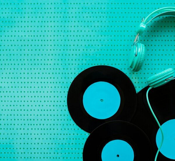7 CD et Vinyles à glisser sous le Sapin : La Sélection Musicale Parfaite pour Noël