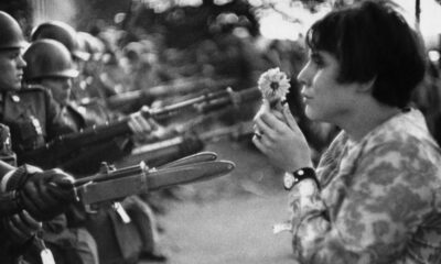 La Jeune fille à la fleur, cliché mondialement célèbre et symbole du désir de paix.