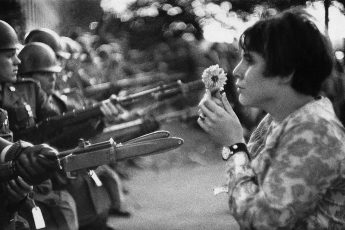 La Jeune fille à la fleur, cliché mondialement célèbre et symbole du désir de paix.